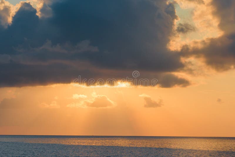 Puesta del sol colorida hermosa en la isla tropical en Maldivas fotografía de archivo Puesta del sol colorida hermosa en la isla tropical en Maldivas fotografía de archivo