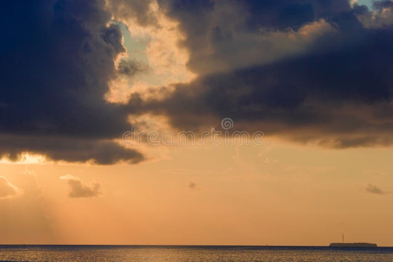 Puesta del sol colorida hermosa en la isla tropical en Maldivas fotografía de archivo libre de regalías Puesta del sol colorida hermosa en la isla tropical en Maldivas fotografía de archivo libre de regalías
