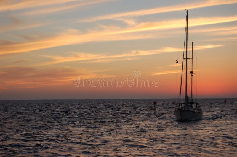 Puesta del sol con el barco foto de archivo Puesta del sol con el barco foto de archivo