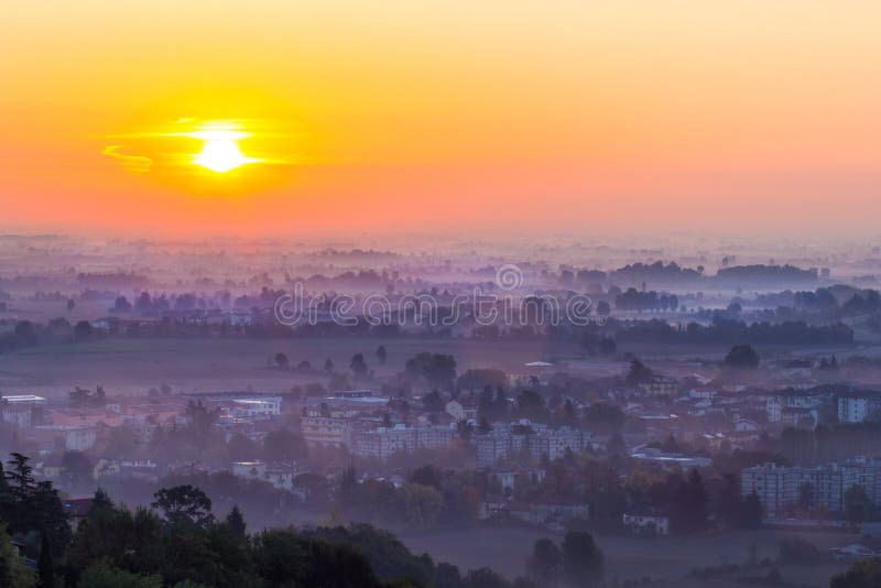 Puesta del sol con niebla en valle fotografía de archivo Puesta del sol con niebla en valle fotografía de archivo