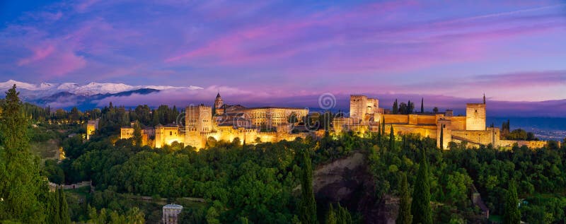 Alhambra En La Puesta Del Sol En Granada, Andalucía, España Foto de