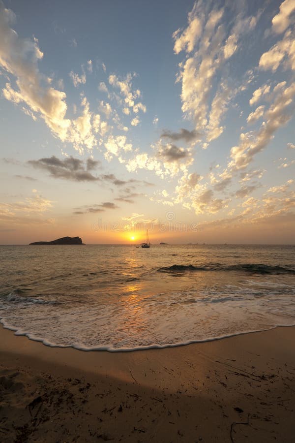 Puesta del sol de foto de archivo. Imagen de playa 26891948
