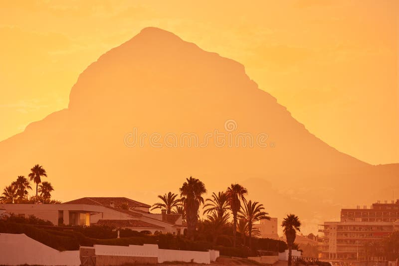 Puesta del sol de Javea Xabia con la montaña de Montgo imágenes de archivo libres de regalías Puesta del sol de Javea Xabia con la montaña de Montgo imágenes de archivo libres de regalías