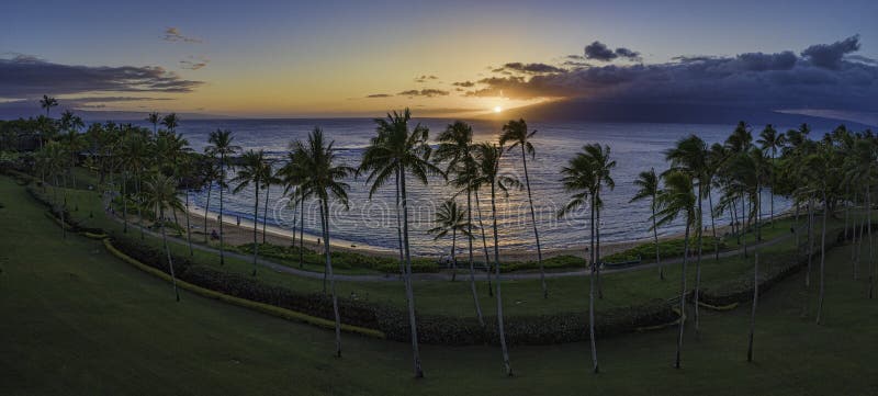 Puesta del sol de la bahía de Kapalua imagen de archivo Puesta del sol de la bahía de Kapalua imagen de archivo
