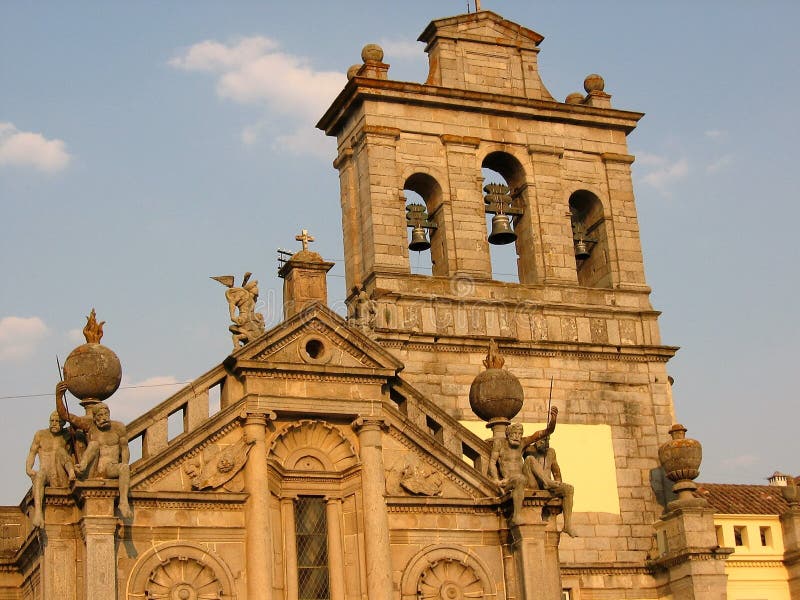 Puesta del sol de la extremidad de la iglesia de Nossa Senhora DA Graca a Evora en Alentejo, Portugal