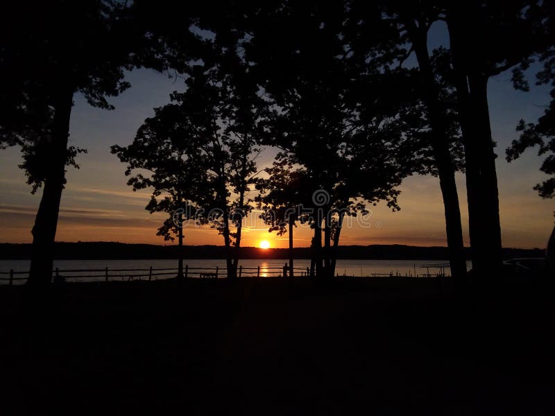 Puesta del sol de la orilla del lago fotos de archivo libres de regalías Puesta del sol de la orilla del lago fotos de archivo libres de regalías