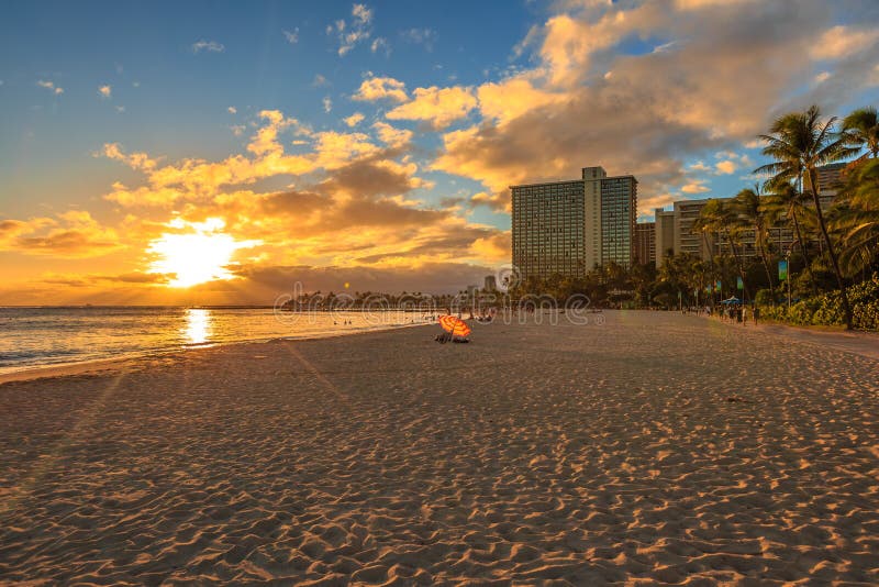 Puesta del sol de la playa de Waikiki imagenes de archivo Puesta del sol de la playa de Waikiki imagenes de archivo