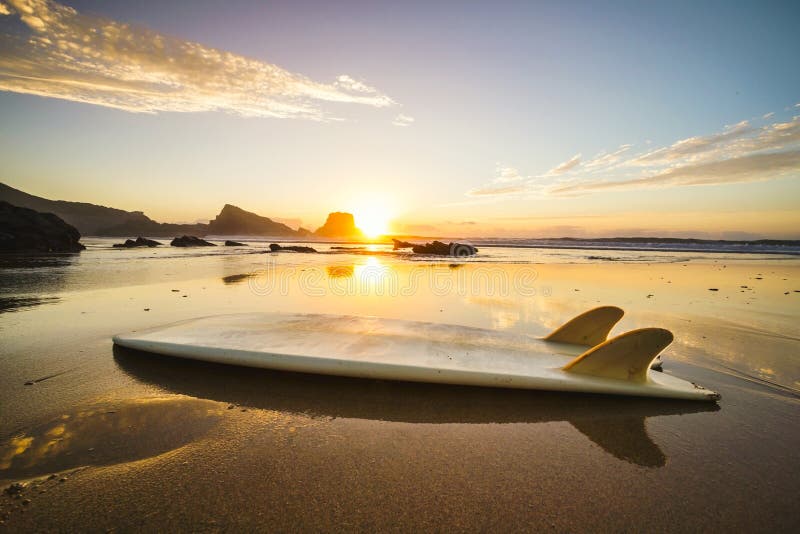 Puesta del sol de la tabla hawaiana