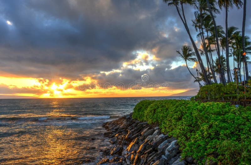 Puesta del sol de Maui que parece del oeste a través del canal de Molokai foto de archivo Puesta del sol de Maui que parece del oeste a través del canal de Molokai foto de archivo