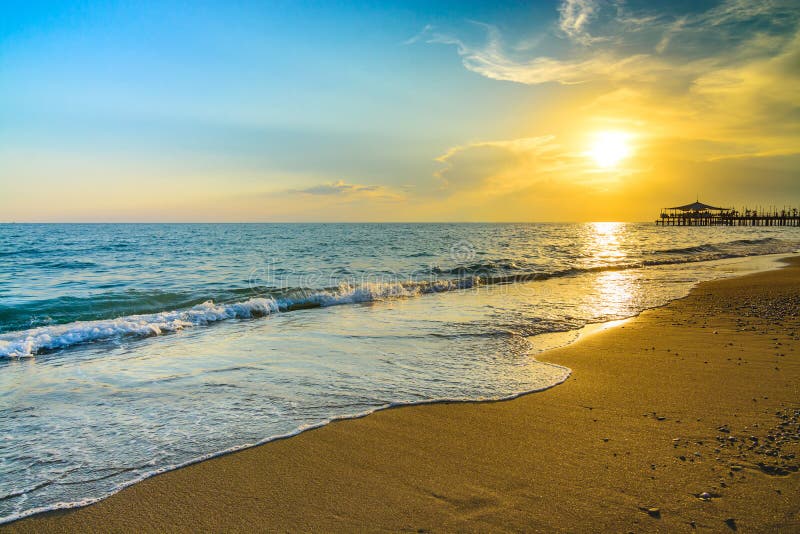 Puesta del sol de oro en la playa foto de archivo libre de regalías Puesta del sol de oro en la playa foto de archivo libre de regalías