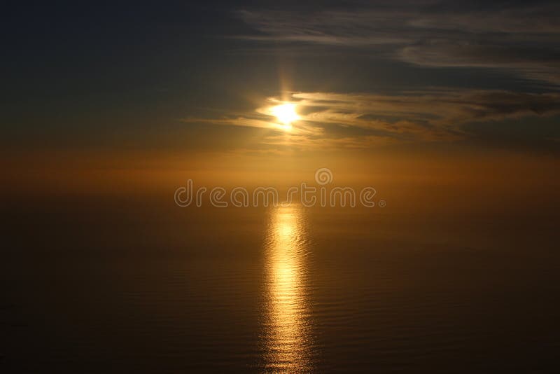 Puesta del sol de oro sobre el mar fotos de archivo Puesta del sol de oro sobre el mar fotos de archivo