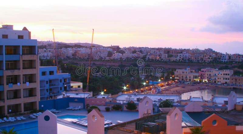 Puesta del sol de Paceville, bahía de Julians del santo en Malta fotografía de archivo Puesta del sol de Paceville, bahía de Julians del santo en Malta fotografía de archivo