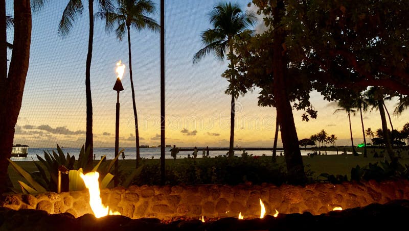 Puesta del sol de Waikiki imágenes de archivo libres de regalías Puesta del sol de Waikiki imágenes de archivo libres de regalías