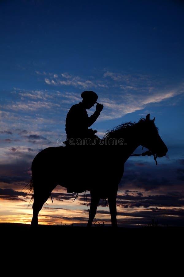 Puesta del sol del caballo del sombrero de la explotación agrícola del vaquero fotos de archivo Puesta del sol del caballo del sombrero de la explotación agrícola del vaquero fotos de archivo