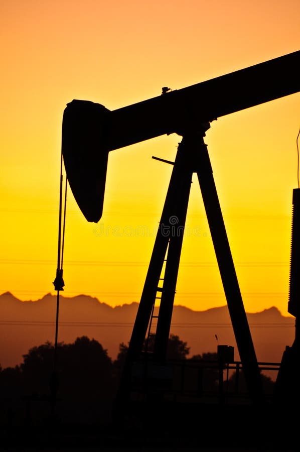 Puesta del sol del campo petrolífero imagen de archivo libre de regalías