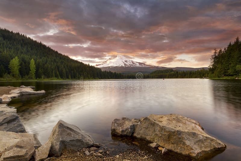 Puesta del sol del lago Trillium en Oregon fotos de archivo libres de regalías Puesta del sol del lago Trillium en Oregon fotos de archivo libres de regalías