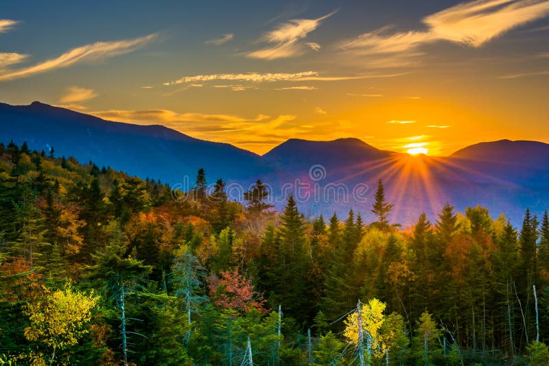 Puesta del sol del paso de Kancamagus, en la carretera de Kancamagus en blanco imagen de archivo libre de regalías Puesta del sol del paso de Kancamagus, en la carretera de Kancamagus en blanco imagen de archivo libre de regalías