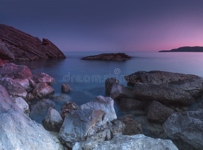 Puesta del sol del rosa de la puesta del sol de la relajación de la calma del océano del mar sobre el mar tranquilo fotos de archivo libres de regalías