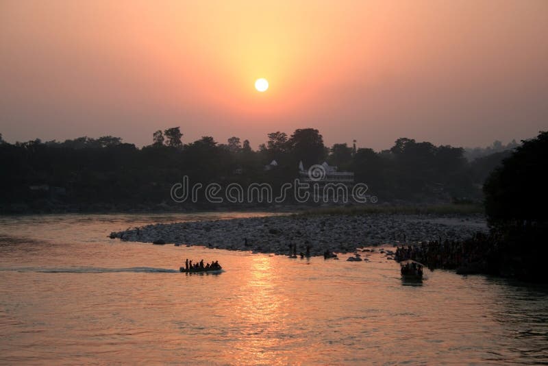 Puesta del sol del río de Ganges foto de archivo Puesta del sol del río de Ganges foto de archivo