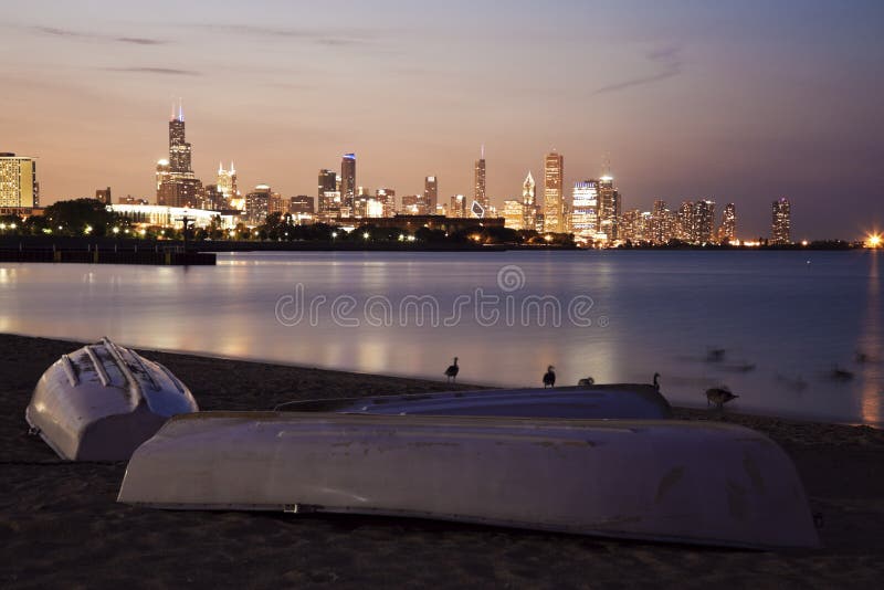 Puesta del sol del verano de Chicago de la playa imagen de archivo libre de regalías Puesta del sol del verano de Chicago de la playa imagen de archivo libre de regalías