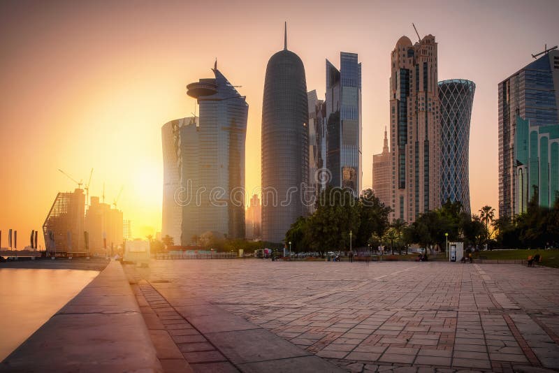 Puesta del sol detrás del centro de ciudad Westbay de Doha fotografía de archivo Puesta del sol detrás del centro de ciudad Westbay de Doha fotografía de archivo