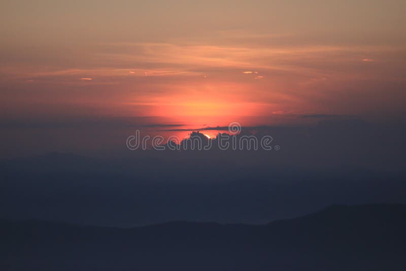 Puesta del sol detrás de las nubes fotos de archivo Puesta del sol detrás de las nubes fotos de archivo