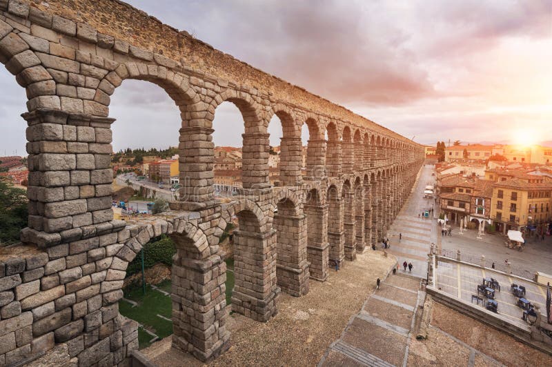 Puesta del sol dramática en el acueducto famoso de Segovia, Castilla y León, España foto de archivo libre de regalías Puesta del sol dramática en el acueducto famoso de Segovia, Castilla y León, España foto de archivo libre de regalías