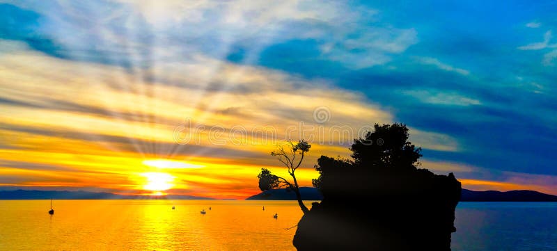 Puesta del sol dramática sobre el mar adriático con Kamen Brela en Brela, Makarska Riviera, Croacia imagen de archivo Puesta del sol dramática sobre el mar adriático con Kamen Brela en Brela, Makarska Riviera, Croacia imagen de archivo