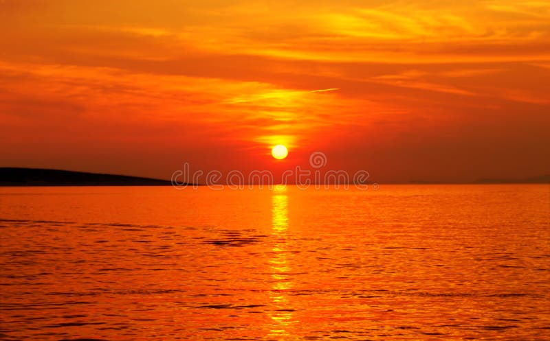 Puesta del sol en color anaranjado vivo en el paisaje marino asombroso en día de verano caliente fotos de archivo Puesta del sol en color anaranjado vivo en el paisaje marino asombroso en día de verano caliente fotos de archivo