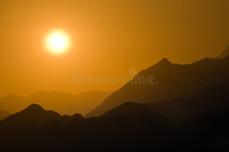 Puesta del sol en desierto de la montaña imágenes de archivo libres de regalías Puesta del sol en desierto de la montaña imágenes de archivo libres de regalías