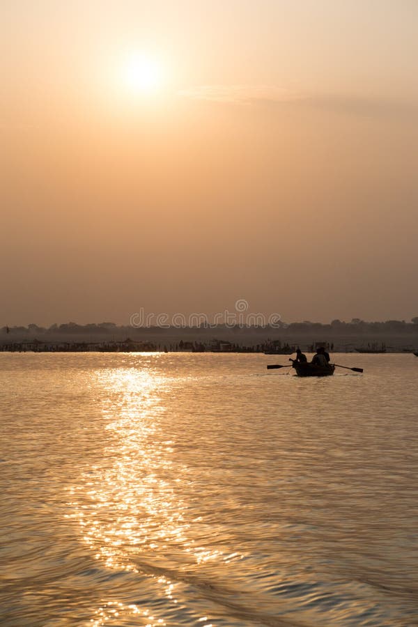 Puesta del sol en el Ganges fotografía de archivo Puesta del sol en el Ganges fotografía de archivo