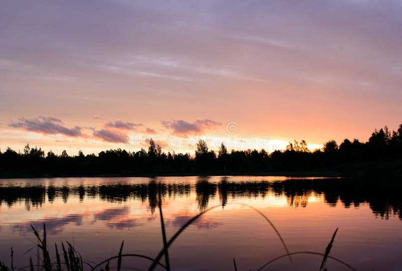 Puesta del sol en el lago imagen de archivo Puesta del sol en el lago imagen de archivo