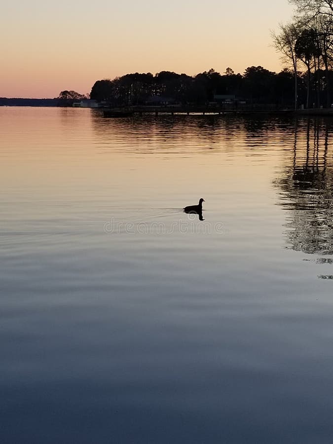 Puesta del sol en el lago imágenes de archivo libres de regalías Puesta del sol en el lago imágenes de archivo libres de regalías
