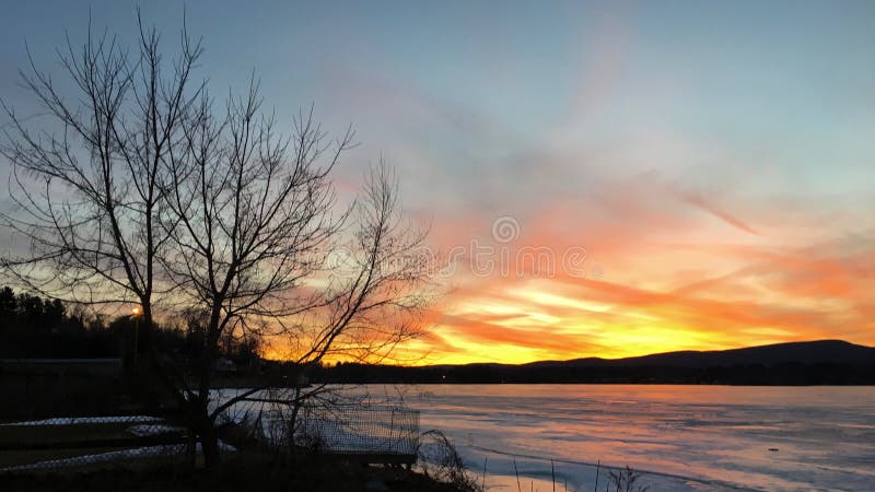 Puesta del sol en el lago Pontoosuc en Pittsfield, mA imágenes de archivo libres de regalías Puesta del sol en el lago Pontoosuc en Pittsfield, mA imágenes de archivo libres de regalías