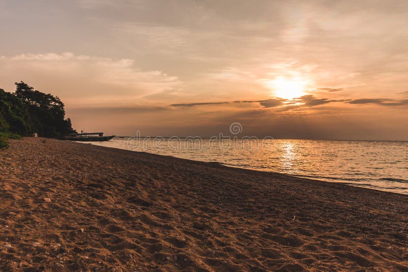 Puesta del sol en el lago Tanganica Tanzania imagen de archivo libre de regalías Puesta del sol en el lago Tanganica Tanzania imagen de archivo libre de regalías