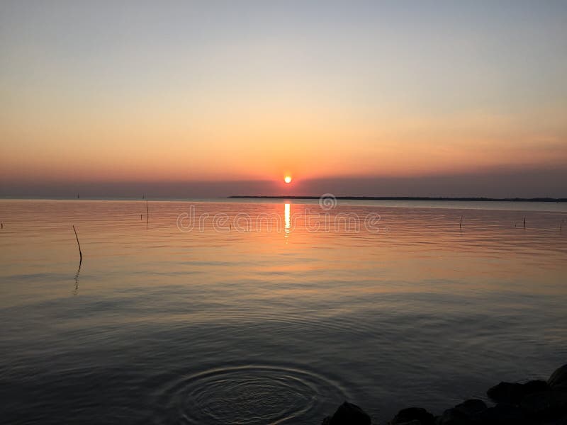 Puesta del sol en el mar imágenes de archivo libres de regalías Puesta del sol en el mar imágenes de archivo libres de regalías