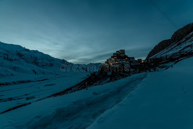 Puesta del sol en el monasterio dominante del tibetano del gompa en Himalaya Valle de Spiti, Himachal Pradesh, la India imagen de archivo Puesta del sol en el monasterio dominante del tibetano del gompa en Himalaya Valle de Spiti, Himachal Pradesh, la India imagen de archivo