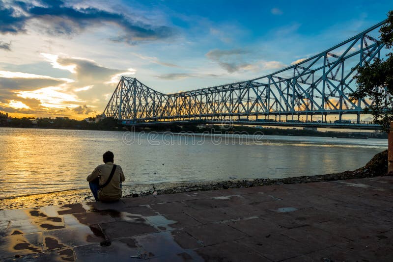 Puesta del sol en el puente de Howrah en el río el Ganges imagenes de archivo Puesta del sol en el puente de Howrah en el río el Ganges imagenes de archivo