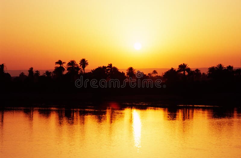 Puesta del sol en el río del Nilo, Egipto. imagen de archivo