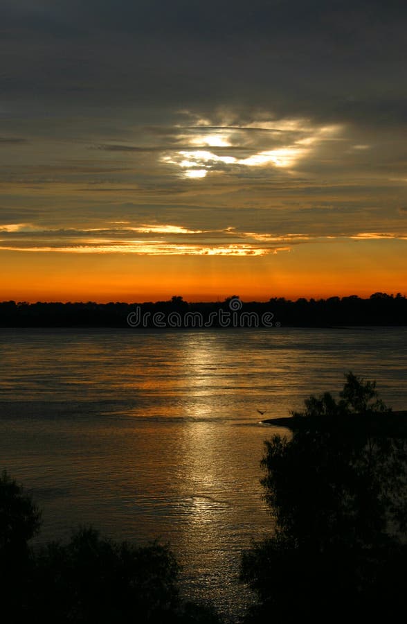 Puesta del sol en el río Misisipi