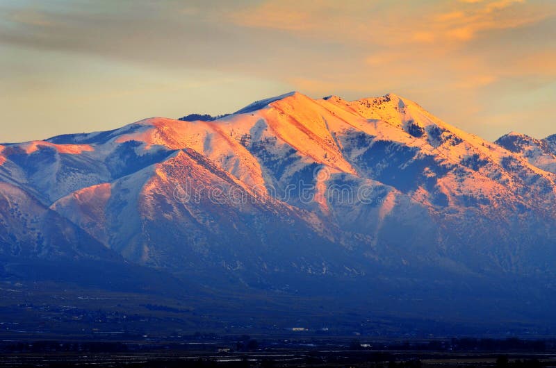 Puesta del sol en el top de la montaña en luz hermosa anaranjada del invierno foto de archivo Puesta del sol en el top de la montaña en luz hermosa anaranjada del invierno foto de archivo