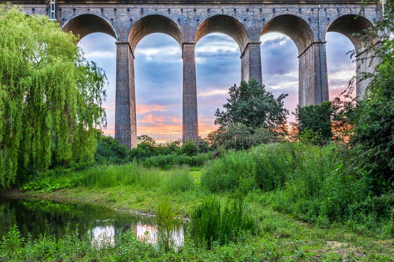 Puesta del sol en el viaducto de Digswell en el Reino Unido imagen de archivo libre de regalías Puesta del sol en el viaducto de Digswell en el Reino Unido imagen de archivo libre de regalías