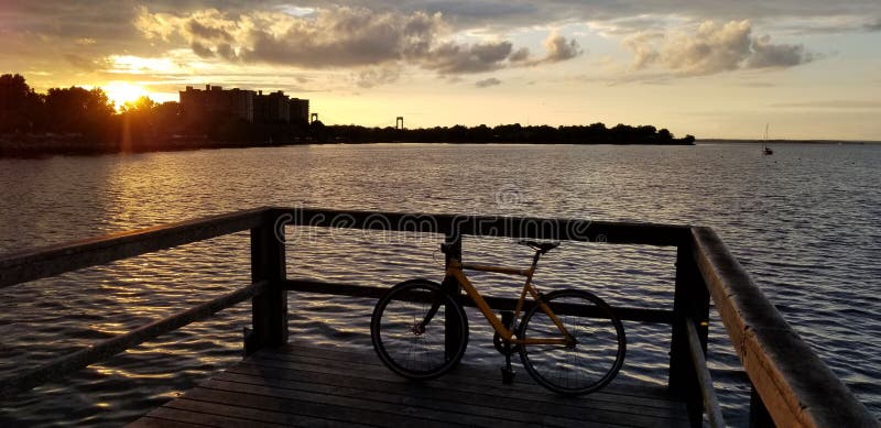 Puesta del sol en la bahía de Nueva York foto de archivo libre de regalías Puesta del sol en la bahía de Nueva York foto de archivo libre de regalías