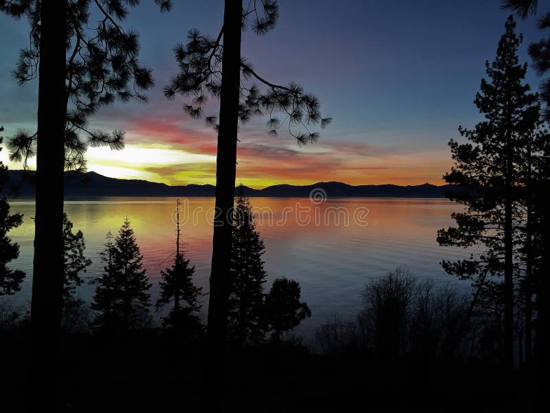 Puesta del sol en Lake Tahoe foto de archivo Puesta del sol en Lake Tahoe foto de archivo