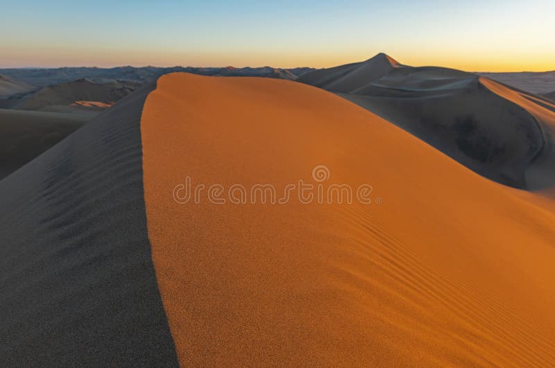 Puesta del sol en las dunas de arena del desierto, Perú fotos de archivo libres de regalías Puesta del sol en las dunas de arena del desierto, Perú fotos de archivo libres de regalías