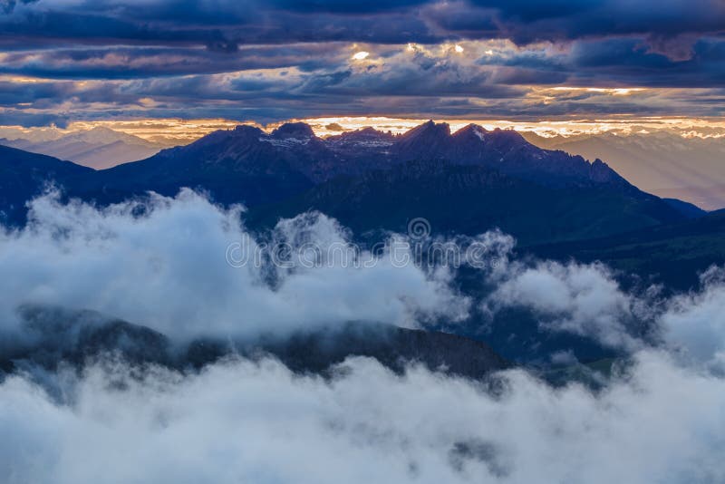 Puesta del sol en las montañas de la dolomía, Italia imagen de archivo Puesta del sol en las montañas de la dolomía, Italia imagen de archivo