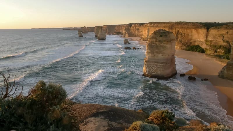 Puesta del sol en los doce apóstoles en el gran camino del océano fotografía de archivo libre de regalías Puesta del sol en los doce apóstoles en el gran camino del océano fotografía de archivo libre de regalías