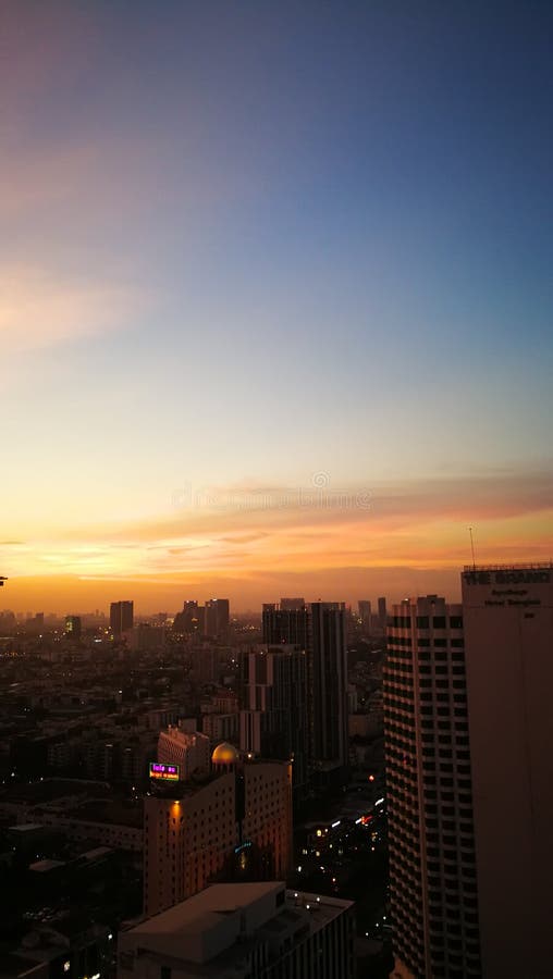 Puesta del sol en los edificios de desatención de Bangkok foto de archivo Puesta del sol en los edificios de desatención de Bangkok foto de archivo