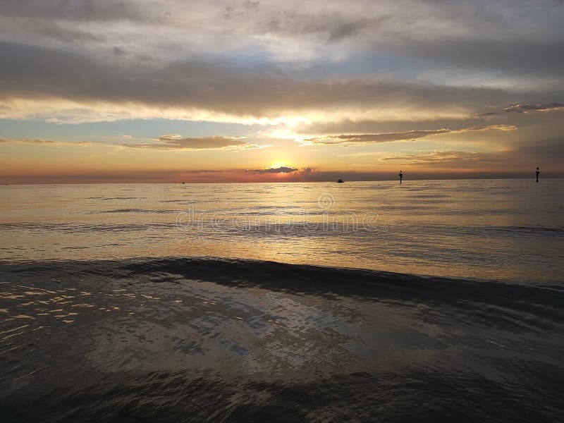 Puesta del sol en los plumones del carrum imagen de archivo Puesta del sol en los plumones del carrum imagen de archivo