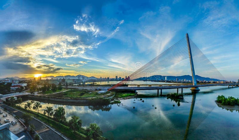 Puesta del sol en un puente en Danang, Vietnam foto de archivo libre de regalías Puesta del sol en un puente en Danang, Vietnam foto de archivo libre de regalías